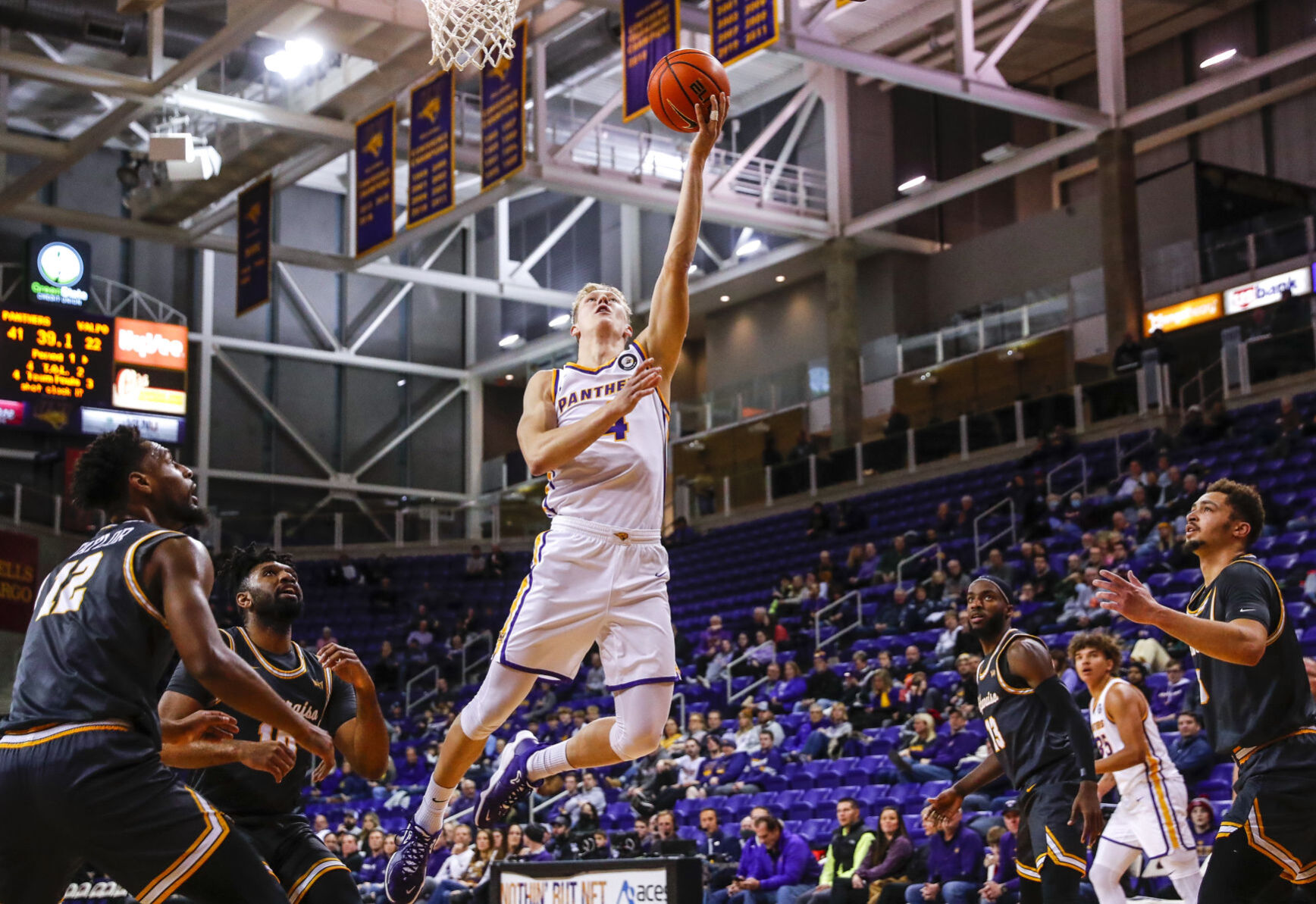 MBBall UNI vs. Valparaiso 13